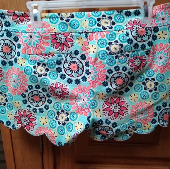 Floral shorts with scalloped hem - Picture 2 of 2